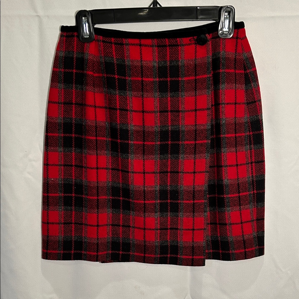 Red and Black Plaid Women's Skirt Size 6